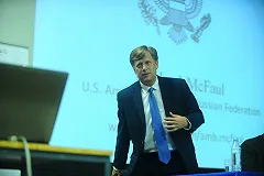 Макфол дважды ошибся с флагом в поздравлении ко Дню независимости Украины