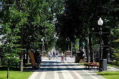 Неизвестные сняли торшеры в сквере у вокзала