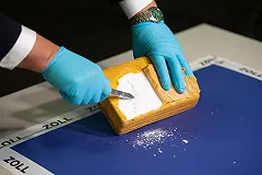 Мужчина, упавший в сугроб с 13-го этажа, убегал от силовиков