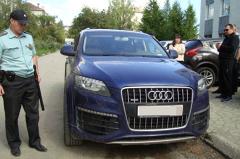 Работники завода помогли приставам арестовать Audi Q7 директора-должника