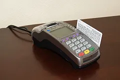 В Свердловской области женщина 3 месяца расплачивалась украденной картой