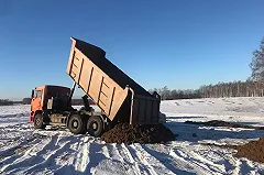 Гендиректор уральской птицефабрики два года складировал в поле опасные отходы