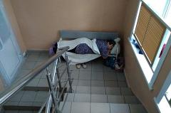 В одной из больниц Новосибирской области койки с пациентами поставили на лестнице