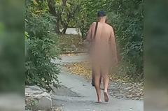 По Екатеринбургу разгуливает абсолютно голый мужчина