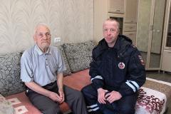 В Свердловской области инспектор ДПС спас 92-летнего мужчину из горящего дома