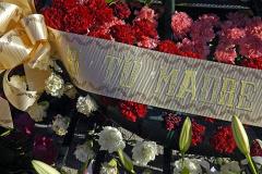 Гроб с траурным венком подложили к одному из подъездов на Уралмаше (ФОТО)