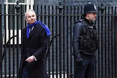 Британский лорд опоздал на заседание и уволился со стыда