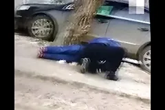 В Екатеринбурге водитель, сбив на тротуаре пешехода, отвез его в больницу и сбежал