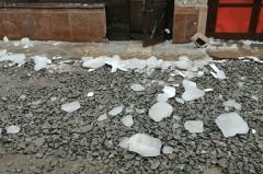 Екатеринбуржцев едва не убило льдинами, упавшими с крыши — видео