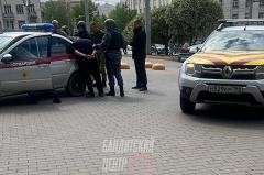 В центре Екатеринбурга силовики задержали мужчину