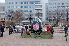 На площади Труда устанавливают гигантский кулич и гнездо с пасхальными яйцами