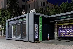 В Екатеринбурге художник завесил зеркала черной тканью после голосования по Конституции