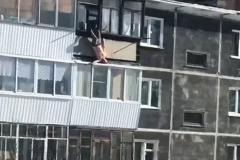 Под Екатеринбургом спасли мужчину, который повис на балконе