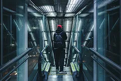 Спасение девочки на эскалаторе в Сочи восхитило пользователей Reddit