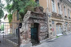 В Екатеринбурге жители требуют отремонтировать их дом-памятник