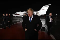 Джонсон заявил о невозможности обычных отношений с Россией и прилетел в Москву