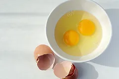 Медики: Мужчинам полезно есть куриные яйца