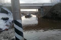 В Екатеринбурге под железнодорожным мостом массово утонули автомобили