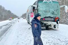 Есть погибший: в Свердловской области внедорожник протаранил автобус с пассажирами
