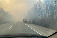 Свердловскую трассу затянуло дымом из-за лесного пожара