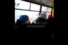 Водитель автобуса перекрыл движение машине скорой помощи в Екатеринбурге (ВИДЕО)