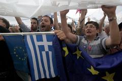 Опрос в Греции: сторонники одобрения условий кредиторов неуверенно перевешивают