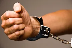 На Урале студент колледжа изнасиловал 53-летнюю женщину в обесточенной квартире