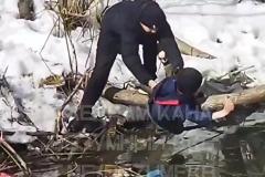 В Екатеринбурге подросток перелезал по дереву через реку и сорвался