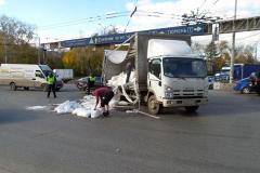 В Екатеринбурге манипулятор врезался в мост и раскидал по дороге ЖБИ-кольца