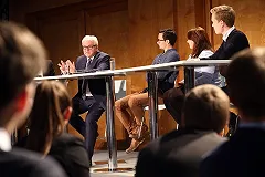 Штайнмайер объяснил политику РФ конкуренцией с США и боязнью радикального ислама