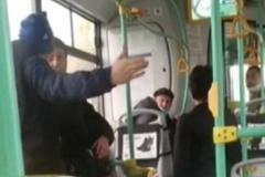 В Екатеринбурге кондуктор с силой пыталась выгнать пассажирку без маски из салона