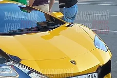 «Стрессанул». Электросамокатчик в центре Екатеринбурга въехал в Lamborghini