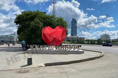 Арт-объект в виде сердца установили на Набережной городского пруда в Екатеринбурга