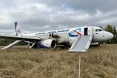 «Уральские авиалинии» опубликовали фото экипажа после приземления самолёта в поле