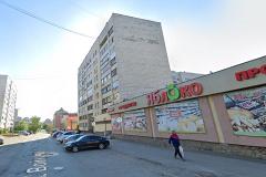 В Екатеринбурге женщина выпала из окна многоэтажки и погибла
