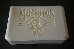 ТАСС: на территорию консульства РФ в Марселе бросили три взрывных устройства