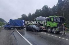ЕКАД встал в огромную пробку из-за массовой аварии
