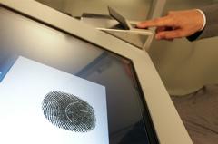 Хакеры научились воспроизводить отпечатки пальцев с фотографий