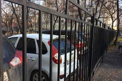 Жильцы многоэтажки на Бажова отгородили половину дома забором без калитки