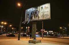 В Екатеринбурге ветер уронил рекламный щит возле детской площадки