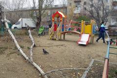 Засохшие тополя рухнули на детскую площадку в Екатеринбурге