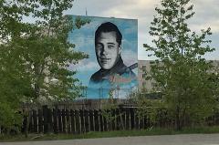 Граффити-памятник «сталинскому соколу» появился на стене дома в Серове