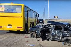 На трассе Тюмень — Екатеринбург в школьный автобус влетела легковушка
