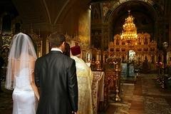 Священник спас жизнь новобрачному во время венчания