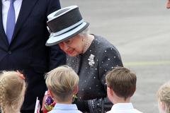 Британский комик предложил называть Елизавету II «миссис Братвурст-Краут-Наци»