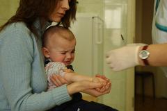 Депутаты предложили запретить посещать школы и детсады детям без прививок