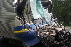Водитель легкого грузовика погиб, врезавшись в стоящий КамАЗ на Серовском тракте