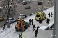 В Екатеринбурге у Главпочтамта снегоуборщик сбил пешехода
