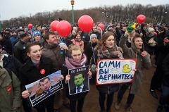 Россияне заявили о вынужденном молчании власти после фильма о Медведеве