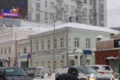 В центре Екатеринбурга неизвестный скидывал снег с крыши на головы прохожих